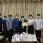 ວິທະຍຸສາກົນແຫ່ງປະເທດຈີນ ປະຈໍາລາວ (CRI) ມອບປຶ້ມ 2 ພາສາ ລາວ-ຈີນໃຫ້ສະຖາບັນການເມືອງ ແລະ ການປົກຄອງແຫ່ງຊາດ