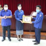 ຄະນະບໍລິຫານງານຊາວໜຸ່ມ ສະຖາບັນການເມືອງ ແລະ ການປົກຄອງແຫ່ງຊາດ  ມອບໃບຢັ້ງຢືນຊາວໜຸ່ມ 4 ບຸກ ໃຫ້ແກ່ຊາວໜຸ່ມໜ່ວຍຮາກຖານຫ້ອງການ