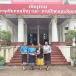 ວິທະຍຸໂທລະພາບສູນກາງຈີນ CMG ມອບປື້ມໃຫ້ ສະຖາບັນການເມືອງ ແລະ ການປົກຄອງແຫ່ງຊາດ