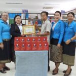 ນັກສຶກສາທິດສະດີການເມືອງຂັ້ນກາງ ຮຸ່ນທີ IV ໄດ້ມອບປຶ້ມໃຫ້ຫໍສະໝຸດ ສມປຊ