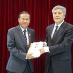 ສະຖາບັນການເມືອງ ແລະ ການປົກຄອງແຫ່ງຊາດ ແລະ ໂຮງຮຽນພັກສູນກາງພັກກອມມູນິດຈີນ ເພີ່ມທະວີການຮ່ວມມືແລກປ່ຽນທິດສະດີ ແລະການບໍາລຸງສ້າງພະນັກງານ