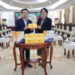 ສະຖາບັນການເມືອງ ແລະ ການປົກຄອງແຫ່ງຊາດ ໄດ້ຮັບ​ການອຸປະຖຳປື້ມ ທາງ​ດ້ານ​ວັດ​ທະ​ນະ​ທຳ ແລະ ວິ​ຊາ​ການ ຈາກ​ວິ​ທະ​ຍຸ​ໂທ​ລະ​ພາບ​ສູນ​ກາງ​ຈີນ (CMG) ປະ​ຈຳ​ລາວ ເພື່ອ​ເສີມ​ຂະ​ຫຍາຍ​ການຮ່ວມ​ມື​ດ້ານ​ຂໍ້​ມູນ​ຂ່າວ​ສານ