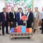 ສະພາທິດສະດີສູນກາງພັກ ມອບປຶ້ມຄົ້ນຄວ້າທິດສະດີ-ພຶດຕິກຳ ໃຫ້ແກ່ ສະຖາບັນການເມືອງ ແລະ ການປົກຄອງແຫ່ງຊາດ