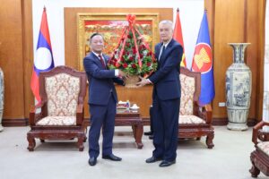 ຄະນະນຳສະຖາບັນການເມືອງ ແລະ ການປົກຄອງແຫ່ງຊາດ ເຂົ້າອວຍພອນວັນຊາດ ແຫ່ງ ສສ ຫວຽດນາມ