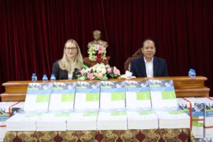 ພິທີມອບ-ຮັບປື້ມ “ຄວາມຮູ້ເບື້ອງຕົ້ນກ່ຽວກັບສິດທິມະນຸດ ໃນອາຊີຕາເວັນອອກສຽງໃຕ້” ເຫຼັ້ມທີ 1