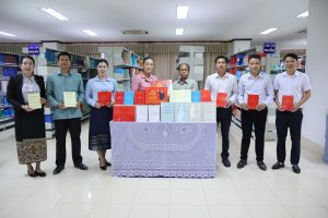 ກົມອົບຮົມ, ຄະນະໂຄສະນາອົບຮົມສູນກາງພັກ ມອບປື້ມ ແລະ ເອກະສານສໍາຄັນທາງການເມືອງ ໃຫ້ແກ່ ສູນຂໍ້ມູນຂ່າວສານການເມືອງ ແລະ ການປົກຄອງ