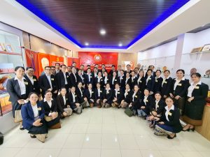 ນັກສຶກສາທິດສະດີການເມືອງ ຂັ້ນຕົ້ນ ຂະແໜງທະນາຄານ ຊຸດທີ VI ລົງທັດສະນະສຶກສາ ຫໍມູນເຊື້ອ ສມປຊ ເພື່ອຝົນຫຼໍ່ຫຼອມຄຸນທາດການເມືອງ ແລະ ເຊື່ອມສານທິດສະດີເຂົ້າສູ່ພຶດຕິກຳຕົວຈິງ