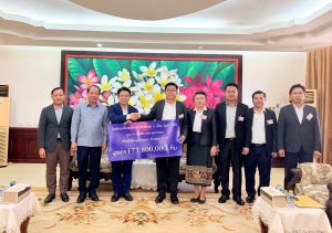 ນັກສຶກສາທິດສະດີການເມືອງຂັ້ນສູງ ຮຸ່ນທີ VIII ມອບເງິນອຸປະຖຳ ແລະອຸປະກອນມູນຄ່າກວ່າ 173 ລ້ານກີບ ເພື່ອປັບປຸງຄຸນນະພາບທາງດ້ານອຸປະກອນຮັບໃຊ້ການຮຽນ-ການສອນ ຢູ່ ສມປຊ